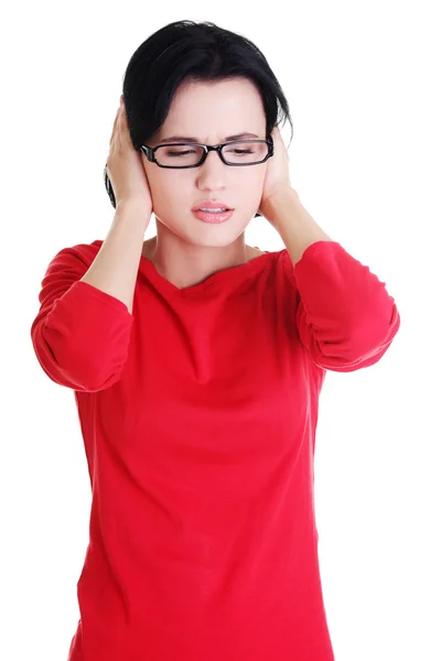 Frustrato giovane donna tenendo le orecchie — Foto Stock