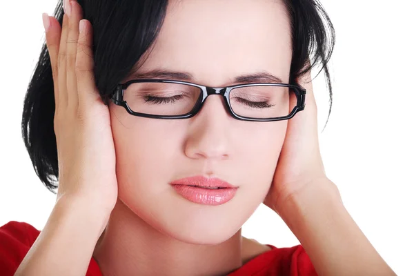 Frustrada jovem mulher segurando seus ouvidos — Fotografia de Stock