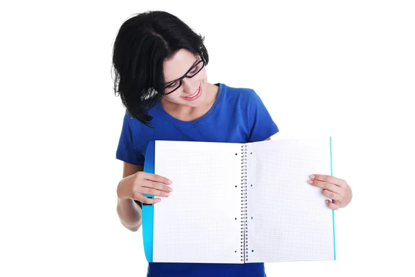 Mujer joven mostrando páginas en blanco de su cuaderno —  Fotos de Stock