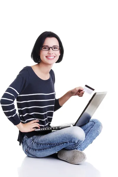 Mulher com laptop e cartão de crédito — Fotografia de Stock