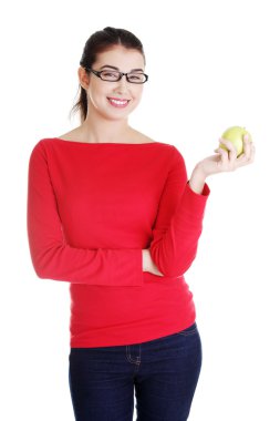 Yeşil elma yemek çekici genç kadın.