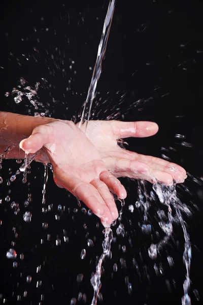 Água caindo em mãos femininas — Fotografia de Stock