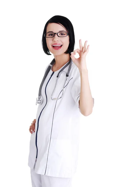 Молодая женщина врач или медсестра жестикулирует идеально — стоковое фото