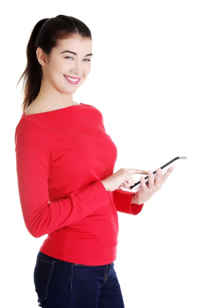 Mulher branca jovem usando computador tablet — Fotografia de Stock