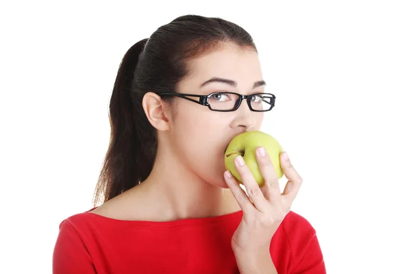 Attraente giovane donna che mangia mela verde . — Foto Stock