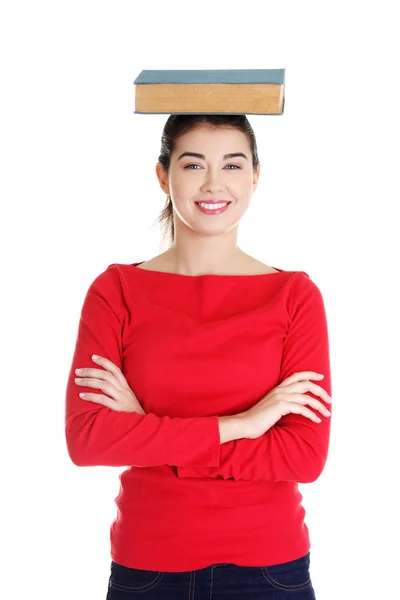 Junge kaukasische Frau mit Buch auf dem Kopf — Stockfoto