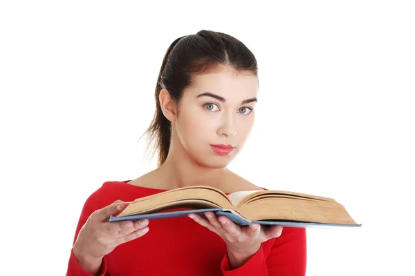 Mujer joven leyendo un libro viejo — Foto de Stock