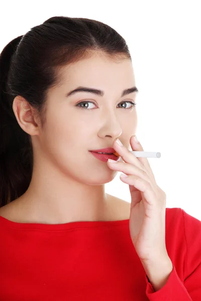 Junge Frau raucht elektronische Zigarette — Stockfoto