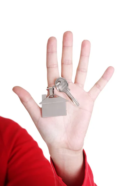 Hand met een huissleutel. — Stockfoto