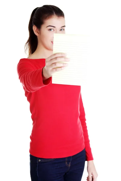 Νεαρή γυναίκα που δείχνει σημειωματάριο — Φωτογραφία Αρχείου
