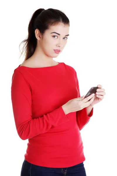 Junge Frau benutzt ein modernes Handy — Stockfoto