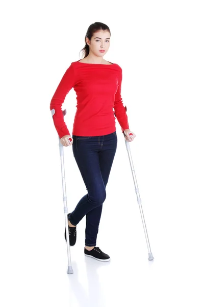松葉杖で歩く女性 — ストック写真