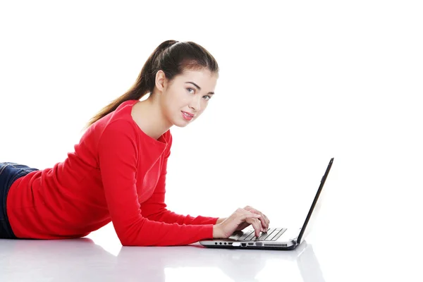 Felice giovane donna utilizzando il suo computer portatile — Foto Stock