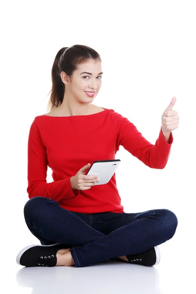 Kvinna som arbetar på tablet PC — Stockfoto