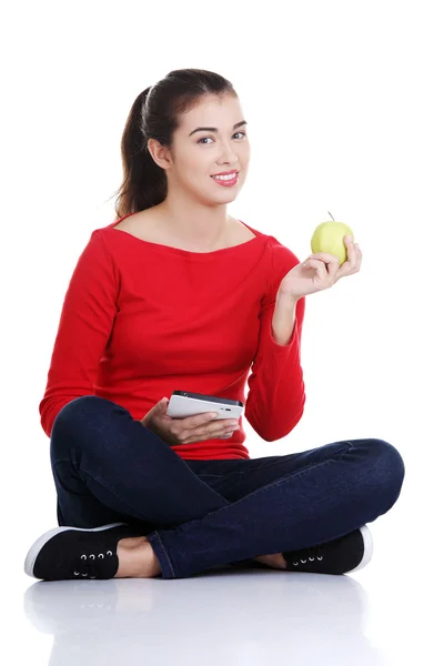 Femme avec pomme et tablette . — Photo