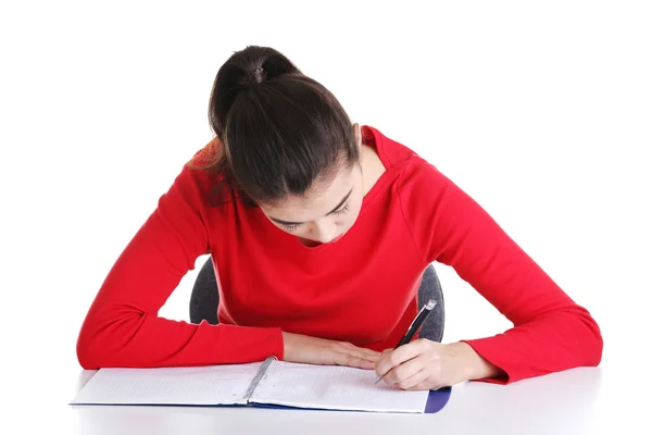 Vuxna studerande kvinna learnig på skrivbordet — Stockfoto