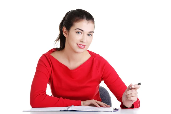 Yetişkin öğrenci kadın learnig masasında — Stok fotoğraf