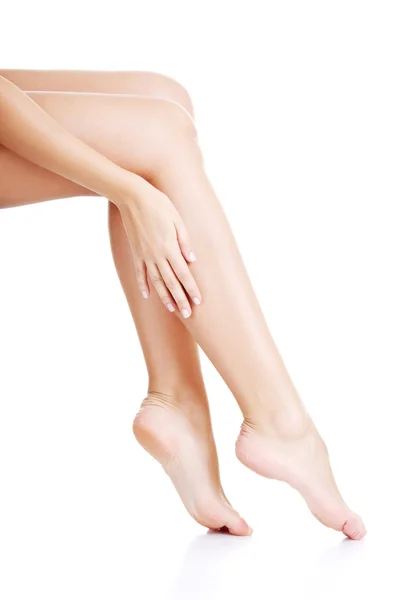 Vackra passa lång kvinnliga ben — Stockfoto