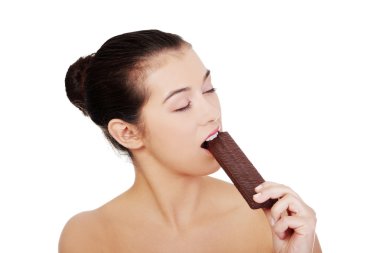 vrij gelukkig lachende vrouw eten chocolade wafel