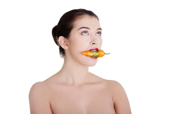 Mooie vrouw met hete paprika — Stockfoto