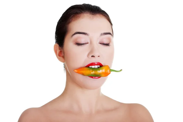 Mooie vrouw met hete paprika — Stockfoto