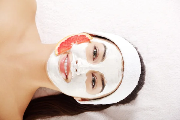 Attraente giovane donna con maschera di frutta — Foto Stock