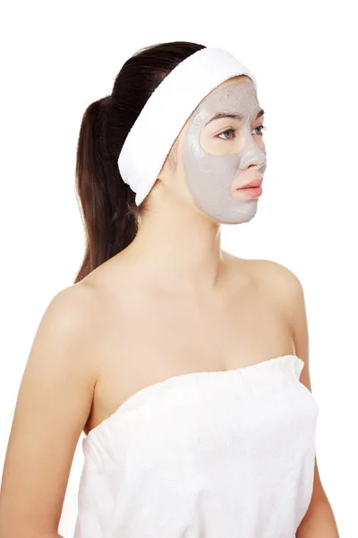 Mooie vrouw met klei gezichtsmasker — Stockfoto