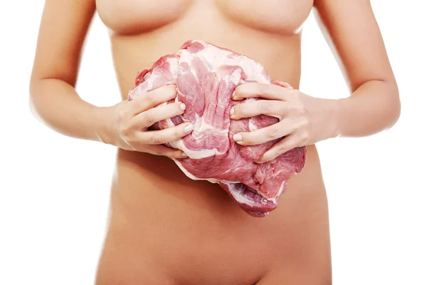 Mujer desnuda sosteniendo gran parte de la carne cruda (cuello de cerdo ). — Foto de Stock