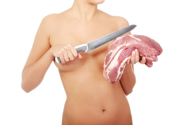 Голая женщина держит большую часть сырого мяса (свиная шея ). — стоковое фото