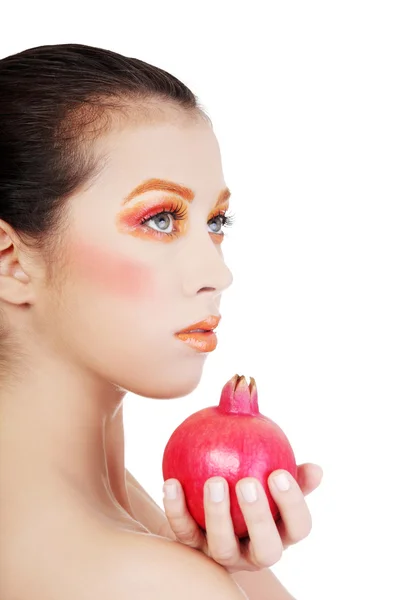 Porträt einer jungen schönen Frau mit Granatapfel — Stockfoto
