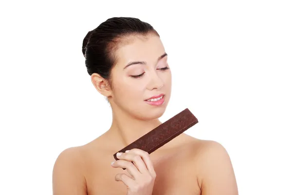Mujer sonriente bastante feliz comiendo waffle de chocolate — Foto de Stock