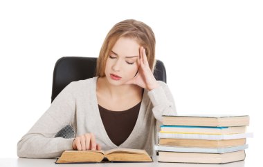 güzel sıradan öğrenci kadın kitap yığını tarafından oturan ve öğrenme.