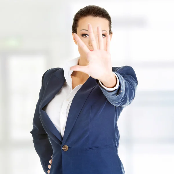 Mujer de negocios seria haciendo señal de stop —  Fotos de Stock