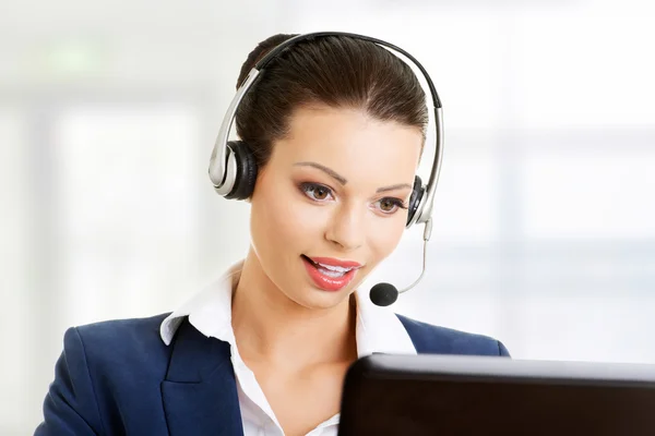 Schöne junge Callcenter-Assistentin lächelt — Stockfoto