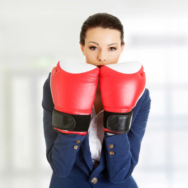 Jovem empresária com luvas de boxe — Fotografia de Stock