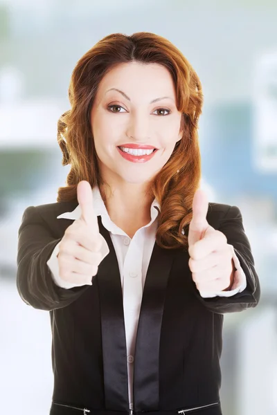 竖起大拇指，ok 手势的商务女人 — 图库照片