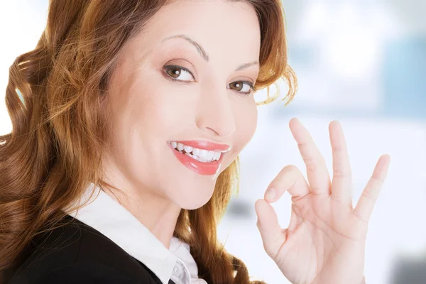 Mujer de negocios con gesto perfecto —  Fotos de Stock