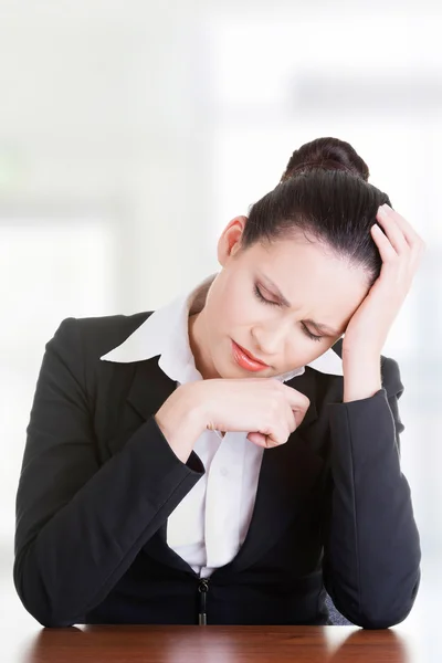 Triste mujer de negocios sentada detrás del escritorio — Foto de Stock