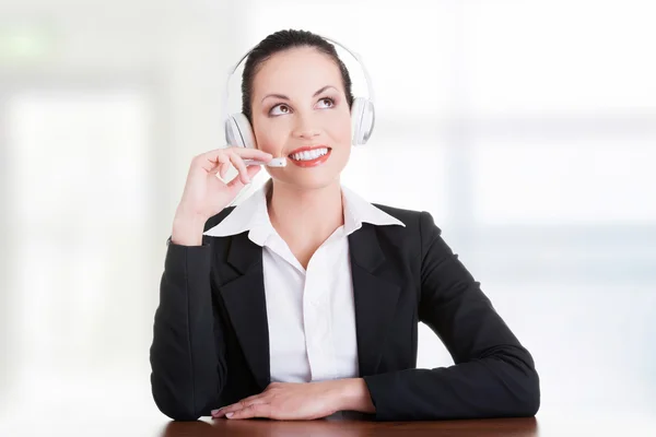 Linda jovem assistente de call center na mesa — Fotografia de Stock