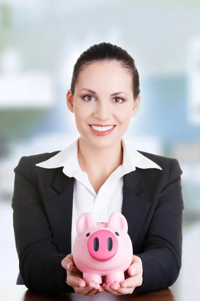 Mujer de negocios feliz con sus ahorros en el escritorio —  Fotos de Stock