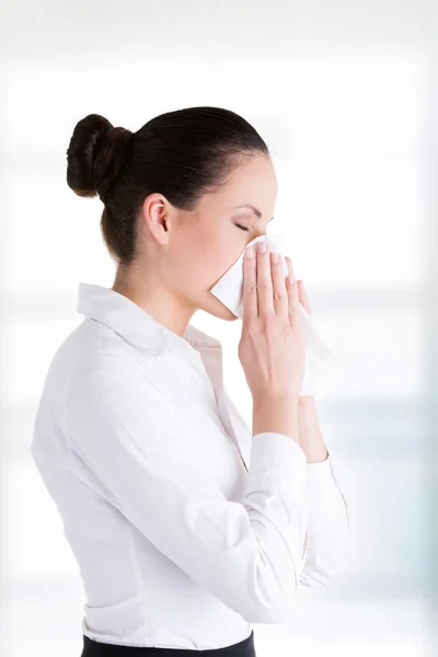 Kvinna med allergi eller kall — Stockfoto
