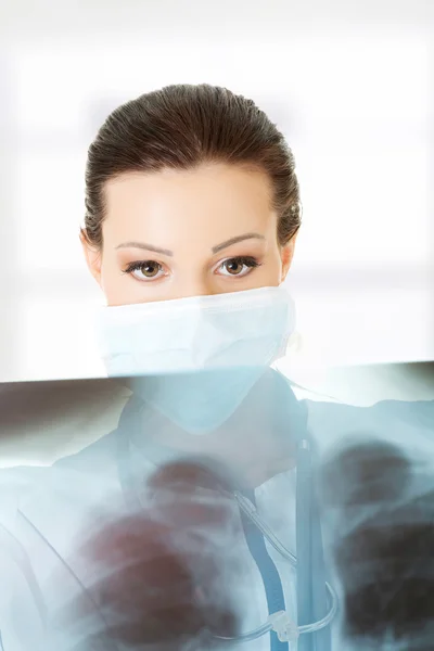 Kvinnliga läkare eller sjuksköterska man tittar på röntgen bild — Stockfoto