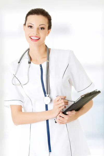 Médica feminina usando computador tablet — Fotografia de Stock