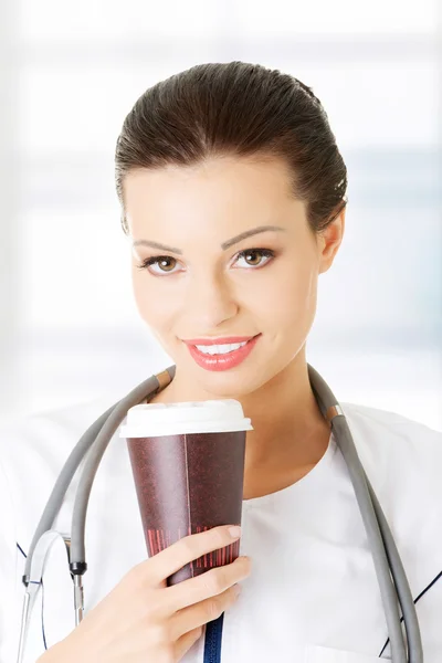 Stanco medico femminile con caffè — Foto Stock