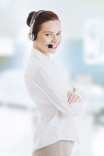 Hermosa mujer en el centro de llamadas con micrófono y auriculares . — Foto de Stock