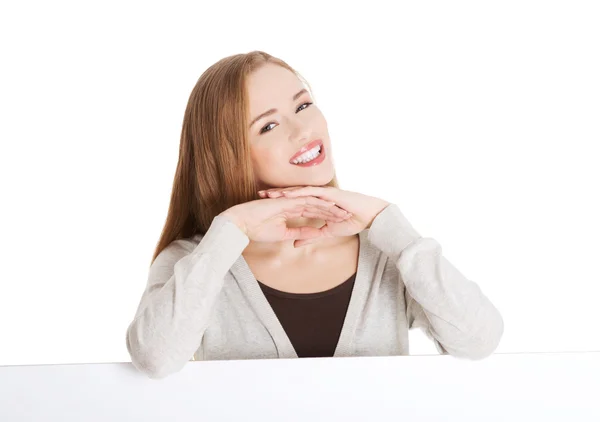 Mulher casual bonita segurando espaço de cópia e publicidade . — Fotografia de Stock