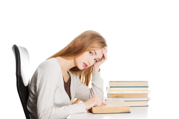 Mulher estudante casual bonita sentado por pilha de livros e aprendizagem . — Fotografia de Stock