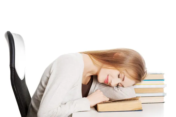 Schöne Frau schläft auf einem Buch. — Stockfoto