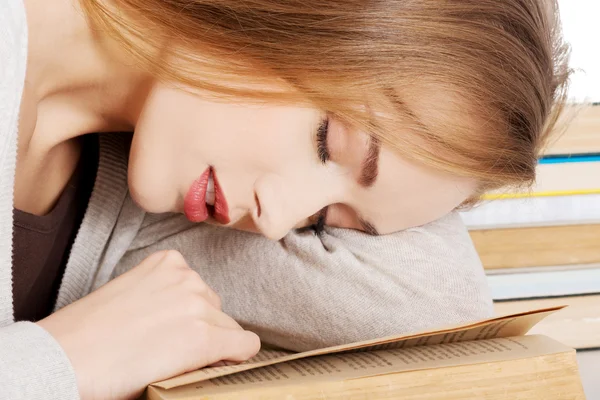 Hermosa mujer está durmiendo en un libro . — Foto de Stock