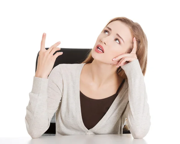 Beautiful casual woman, sitting and looking up. — Stock Photo, Image